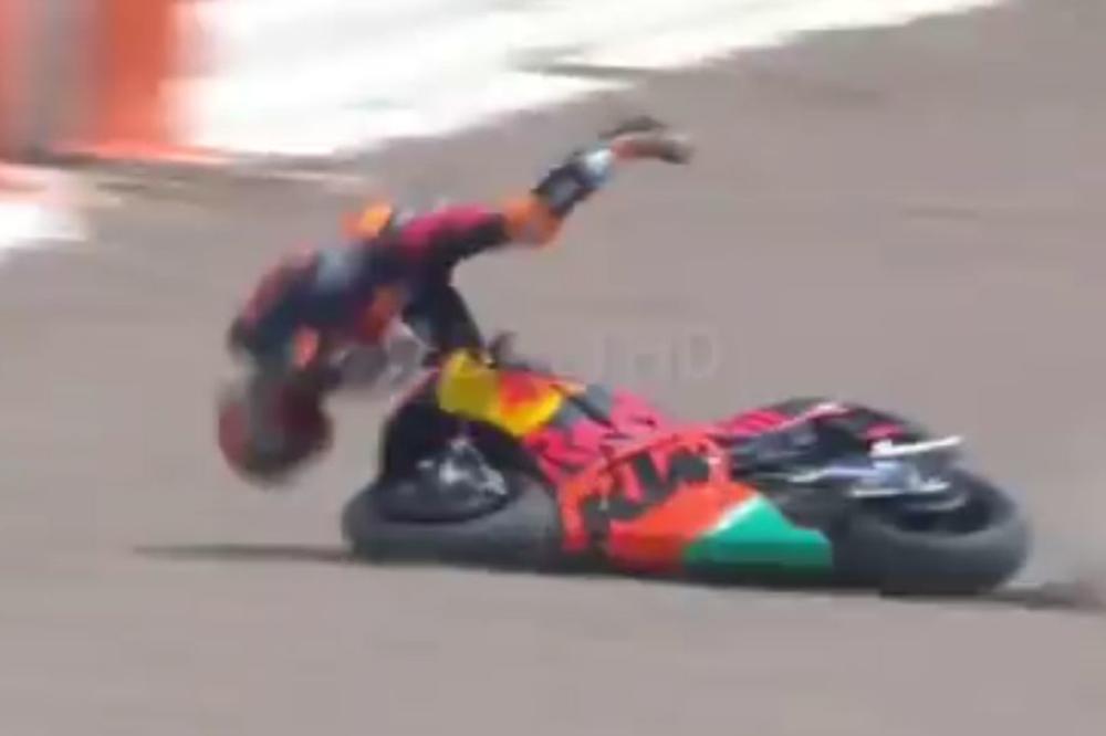 UŽASNA SCENA U MOTO GP! Izleteo je sa staze i katapultirao se naglavačke u ogradu, smrvljeno mu koleno, a njegova reakcija je šok! (VIDEO)