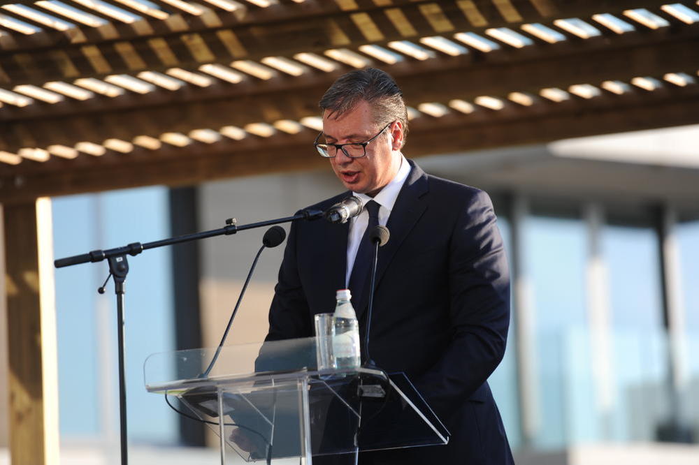 SRPSKI NOVOZELANĐANI PRVI SE USELILI U BEOGRAD NA VODI: Predsednik Srbije im poslao šampanjac i poželeo da u sreći žive u novom stanu!