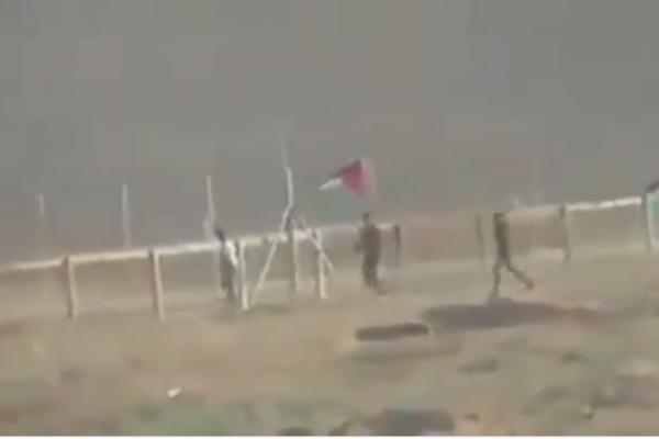 SNAJPERISTA IZRAELSKE VOJSKE HLADNOKRVNO PUCAO U PALESTINCA: Nije mu dozvolio da preskoči ogradu, pa ga je ubio (VIDEO)