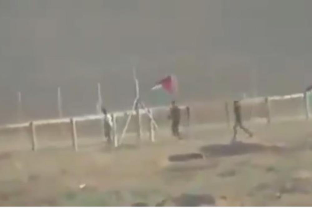 SNAJPERISTA IZRAELSKE VOJSKE HLADNOKRVNO PUCAO U PALESTINCA: Nije mu dozvolio da preskoči ogradu, pa ga je ubio (VIDEO)
