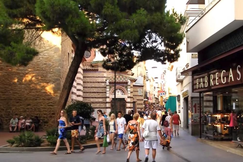 Nasamarenim đacima pokušali da naplate SPAVANJE NA PODU! Roditelji danas platitli avionske karte za povratak u Srbiju! KO ĆE PREUZETI ODGOVORNOST ZA OVO?!