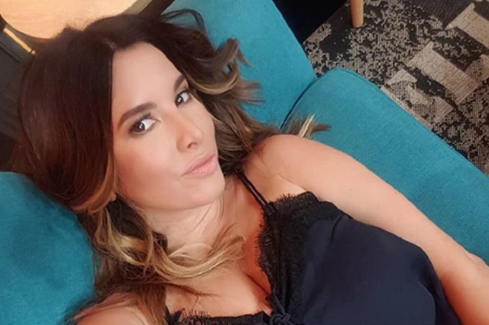 NIVES CELZIJUS VRELIJA OD DANAŠNJE TEMPERATURE! NJOJ NI U PEĆINI NIJE HLADNO: Raspustila BUJNE GRUDI i to BEZ BRUSA