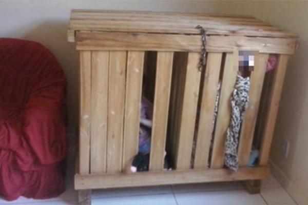 RODITELJI BLIZANCE ZAKLJUČAVALI U KAVEZ: Policija je upala u stan i zatekla UŽASAN PRIZOR!