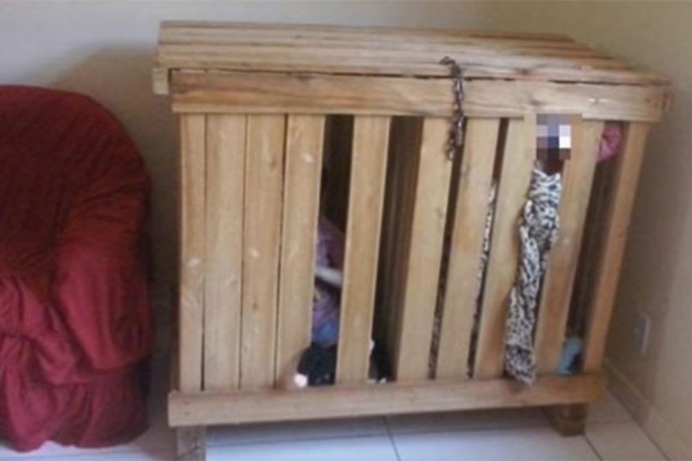 RODITELJI BLIZANCE ZAKLJUČAVALI U KAVEZ: Policija je upala u stan i zatekla UŽASAN PRIZOR!