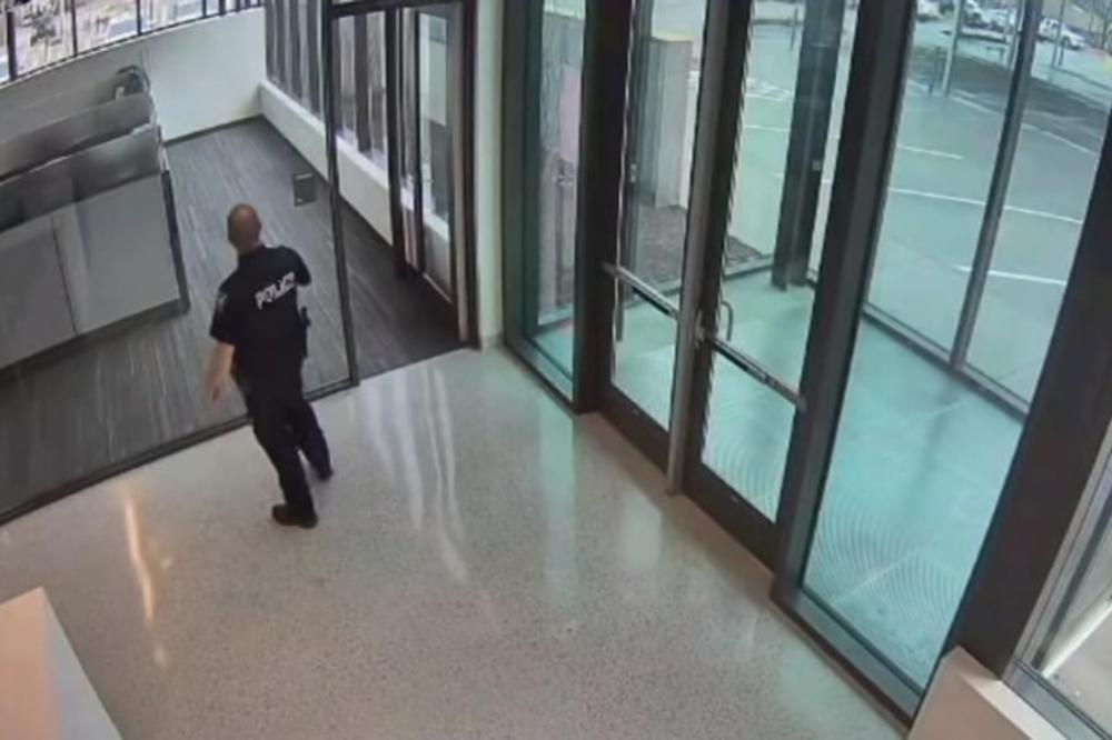 POLICAJCI IZ TEKSASA SE SPRDAJU NA SVOJ RAČUN: Zabeleženi komični susreti s pčelom, staklom ili asfaltom - VALJAĆETE SE OD SMEHA (VIDEO)