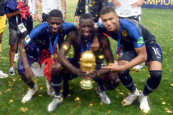 KO KAŽE DA JE ISKUSTVO PRESUDAN FAKTOR? Druga najmlađa selekcija Mundijala podigla Zlatnu Boginju! (FOTO)