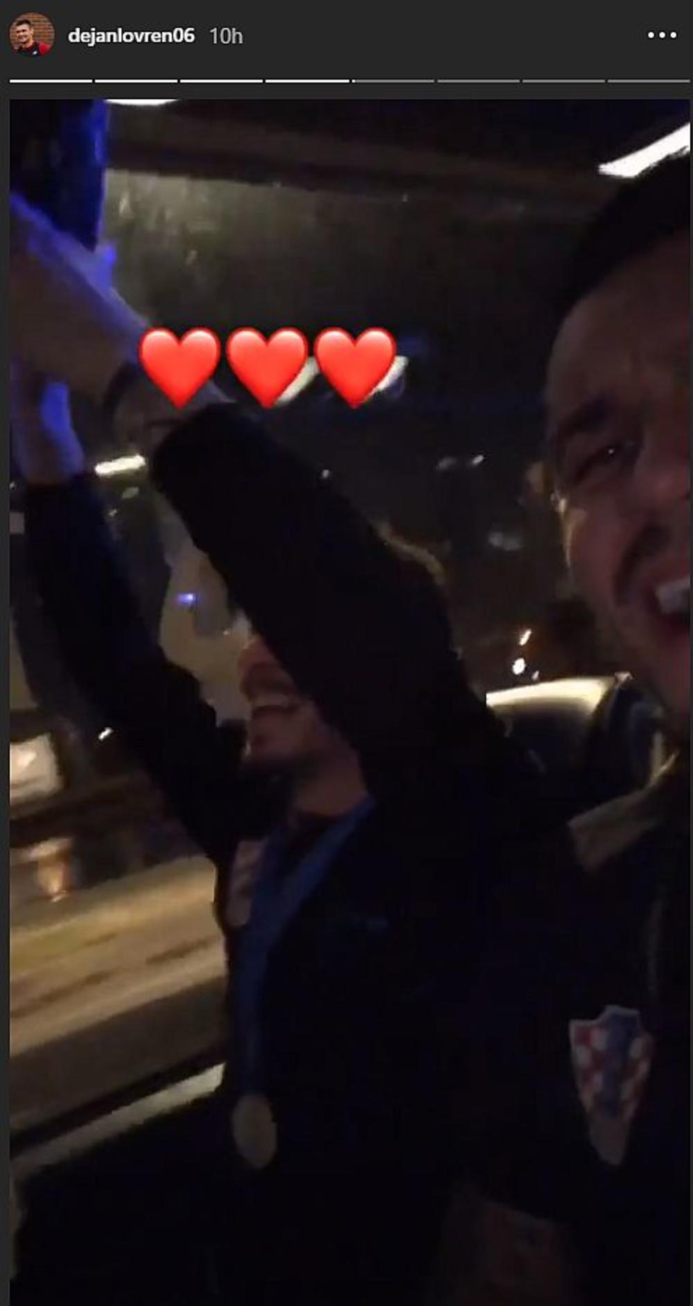 Dejan Lovren i Šime Vrsaljko su vodili pevanje saigrača u autobusu  