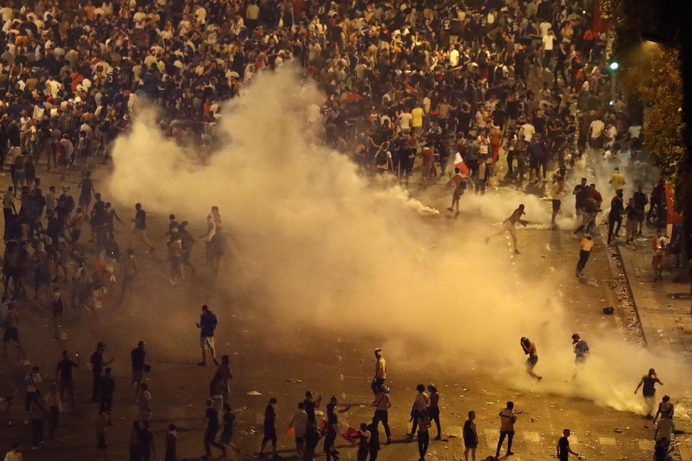 PROSLAVA SVETSKE TITULE SE PRETVORILA U OPŠTE NEREDE: Haos širom Francuske, ima i mrtvih! (FOTO)