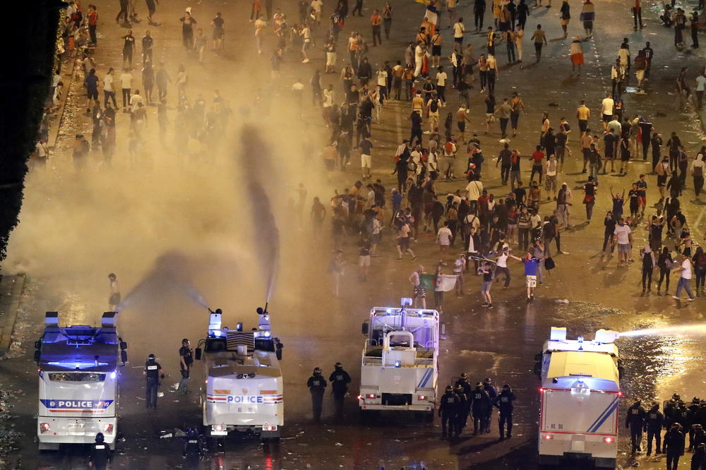 FRANCUSKA NA NOGAMA, demonstranti i sindikati traže MAKRONOVU GLAVU