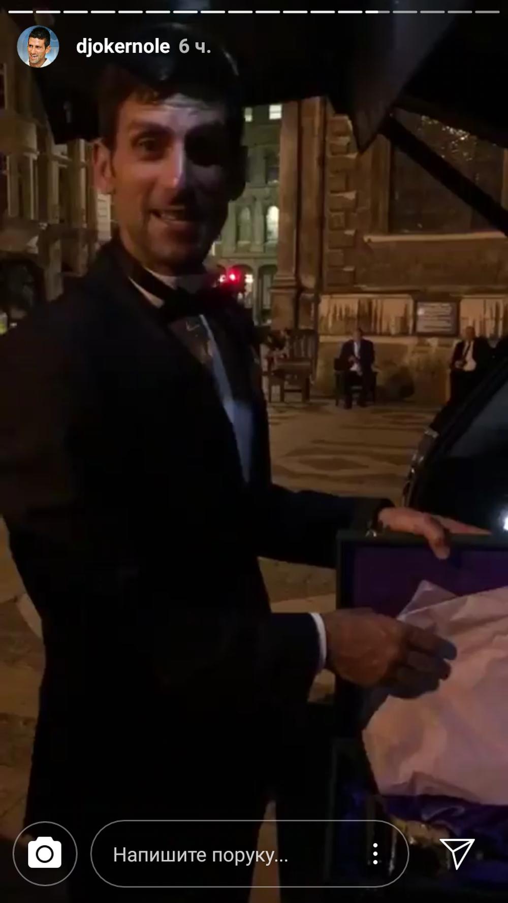 Novak Đoković donosi trofej Vimbldona na večeru  