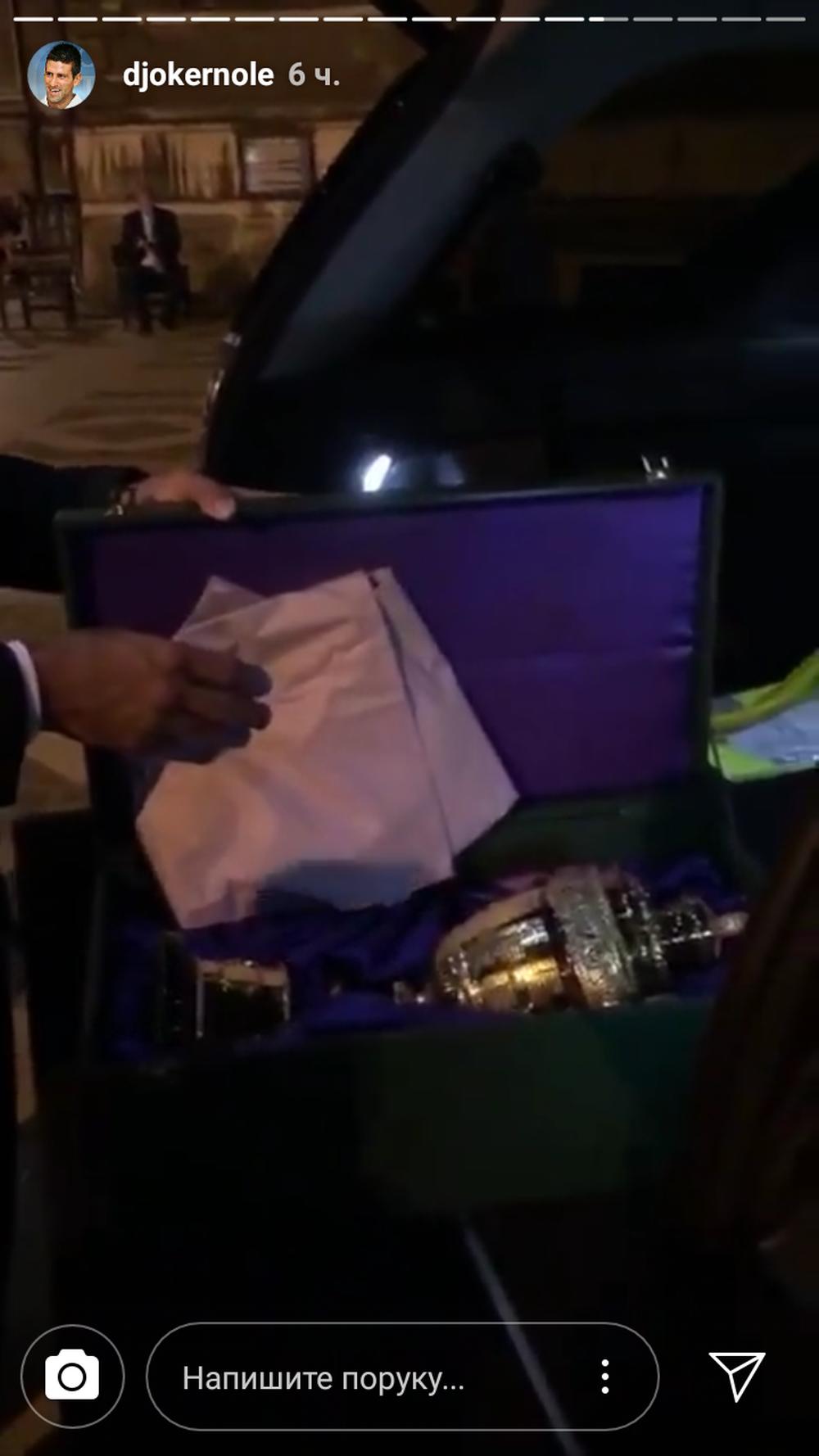 Novak Đoković nosi trofej Vimbldona na večeru  