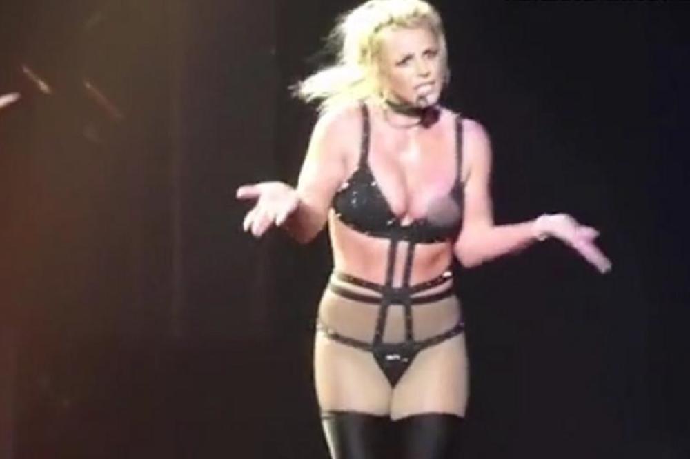 NEVIĐENI BLAM: Pevačici ispale GOLE GRUDI tokom nastupa, a ona nije ni primetila, pa je POČASTILA publiku VRELIM prizorom! (VIDEO)