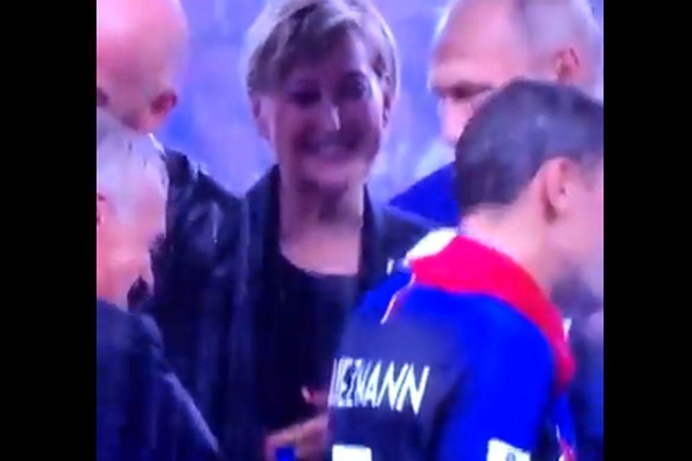 BRUKA NA CEREMONIJI, KRAĐA USLED DODELE: Zgrabila je medalju i gurnula u džep i to sve pred Putinom koji pojma nije imao šta se dešava! (VIDEO)