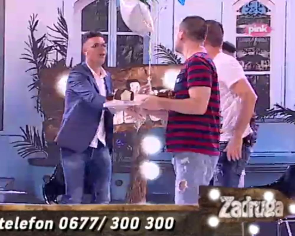 Voditelj je od Cece i Anastasije dobio tortu i balon  