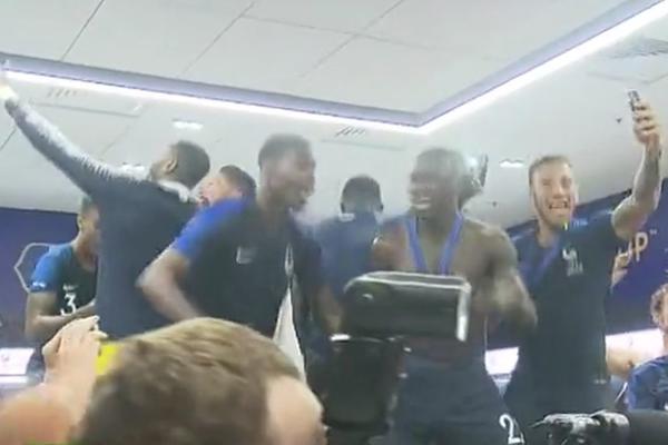 FRANCUZI OBORILI S NOGU PUTINA: Poskakali na stolove i počeli da mu pevaju navijačku pesmu, predsednik Rusije oduševljen! (VIDEO)