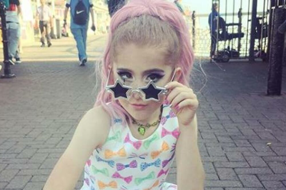 OVAJ DEČAK (11) OBOŽAVA DA SE OBLAČI KAO ŽENA! Njegova majka ga potpuno podržava u tome! (FOTO)