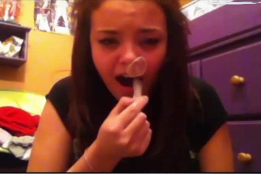 TINEJDŽERI ŠMRČU KONDOME! ŽELEĆETE DA OVO NIKAD U ŽIVOTU NISTE VIDELI! A ima i nečeg još goreg od toga! (VIDEO)