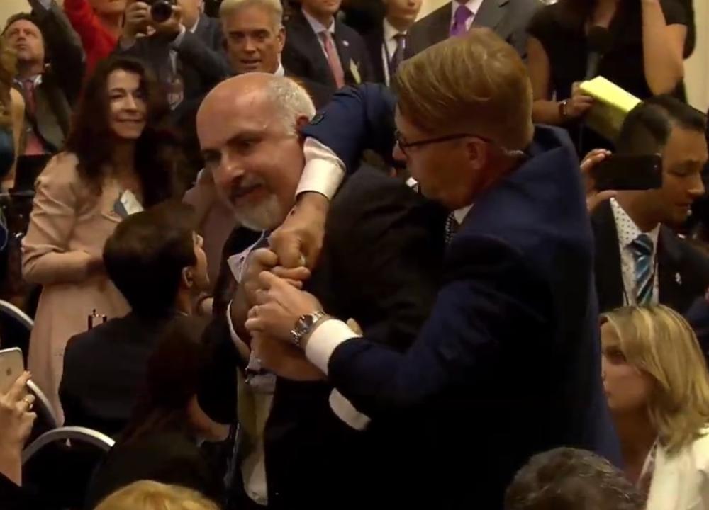 Nepoznati čovek upao u salu  