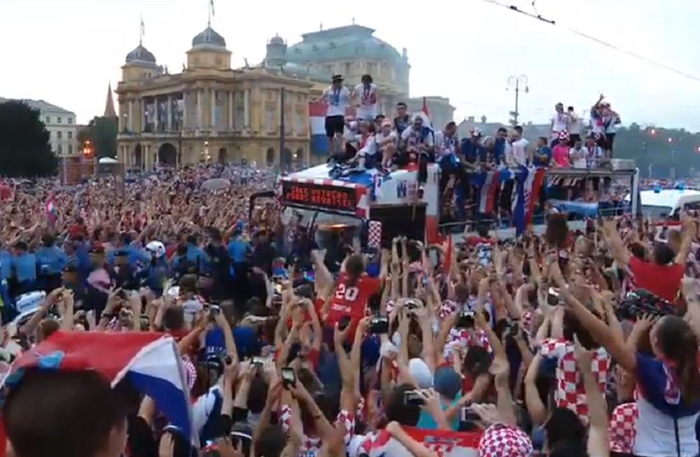 Autobus vozi 'Vatrene