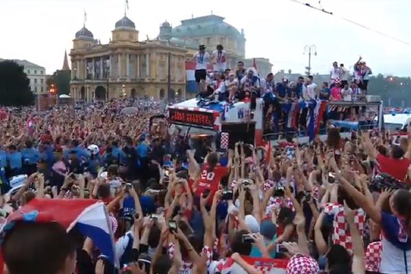 HRVATI STIGLI NA TRG U ZAGREBU! Čim se autobus pojavio, bend je zasvirao! Možete li da pogodite koju pesmu?! (FOTO) (VIDEO)