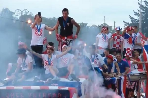 SKANDAL NA ZAGREBAČKOM DOČEKU! Hrvati i Albanci priredili novi antisrpski pir! DŽAKA I ŠAĆIRI LAJK DIS! (FOTO)