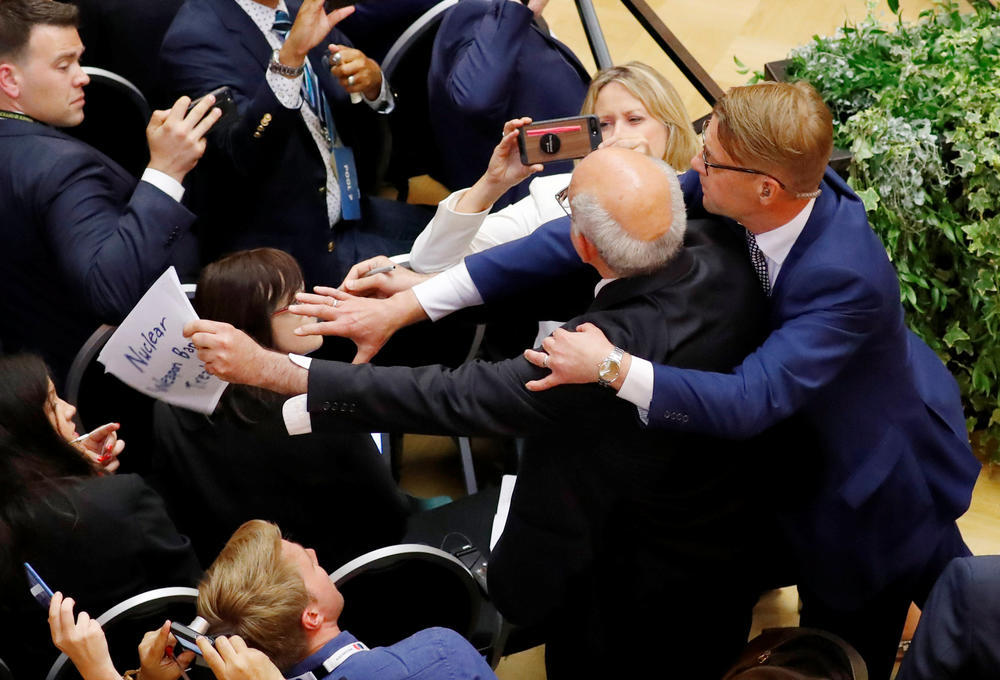 Izbacivanje Huseinija iz sale  