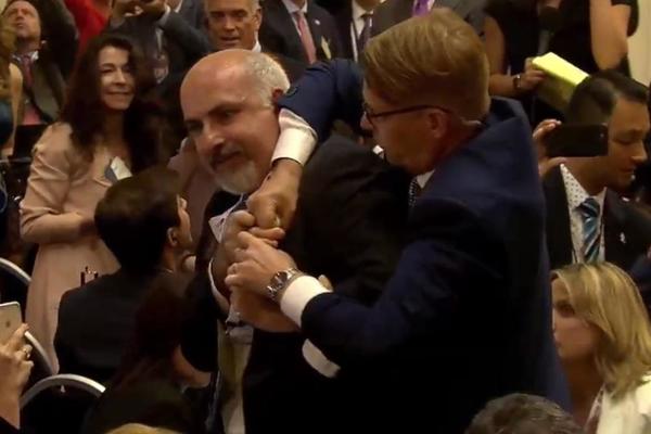 OVO JE ČOVEK KOGA SU IZBACILI SA KONFERENCIJE: Hteo Trampu i Putinu da postavi pitanje o nuklearnom naoružanju, pa ga IZBACILI! (FOTO, VIDEO)