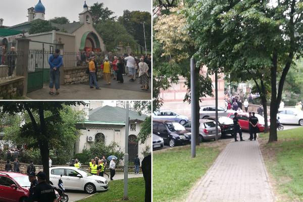 MAJICE S PUTINOVIM LIKOM I STARICE OKUPIRALI CENTAR BG: Ispred Ruske Pravoslavne crkve obeleženo 100 godina od stradanja Svete carske porodice Romanov (FOTO)