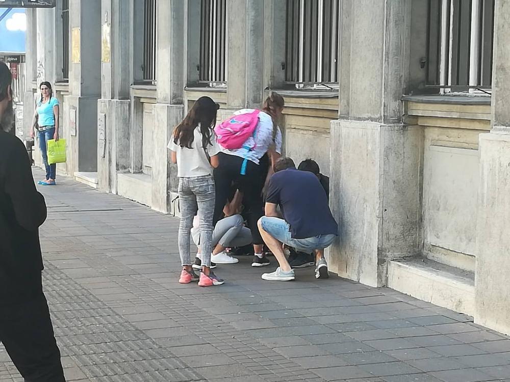 Priča o dečaku koji prosi pognute glave u Beogradu DOBILA JE NEVEROVATAN OBRT    