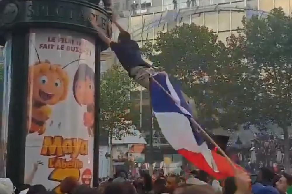 LETI, LETI, LETI FRANCUUUUZ! Dobro, nije baš da leti! Snimak sa dočeka Trikolora koji je obišao svet u roku od pet sekundi! (VIDEO)