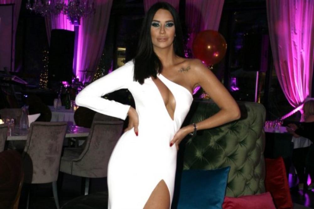 ISKOČIO JOJ PRŠLJEN: Pevačica pala u kupatilu, od udarca ozbiljno POVREDILA KIČMU