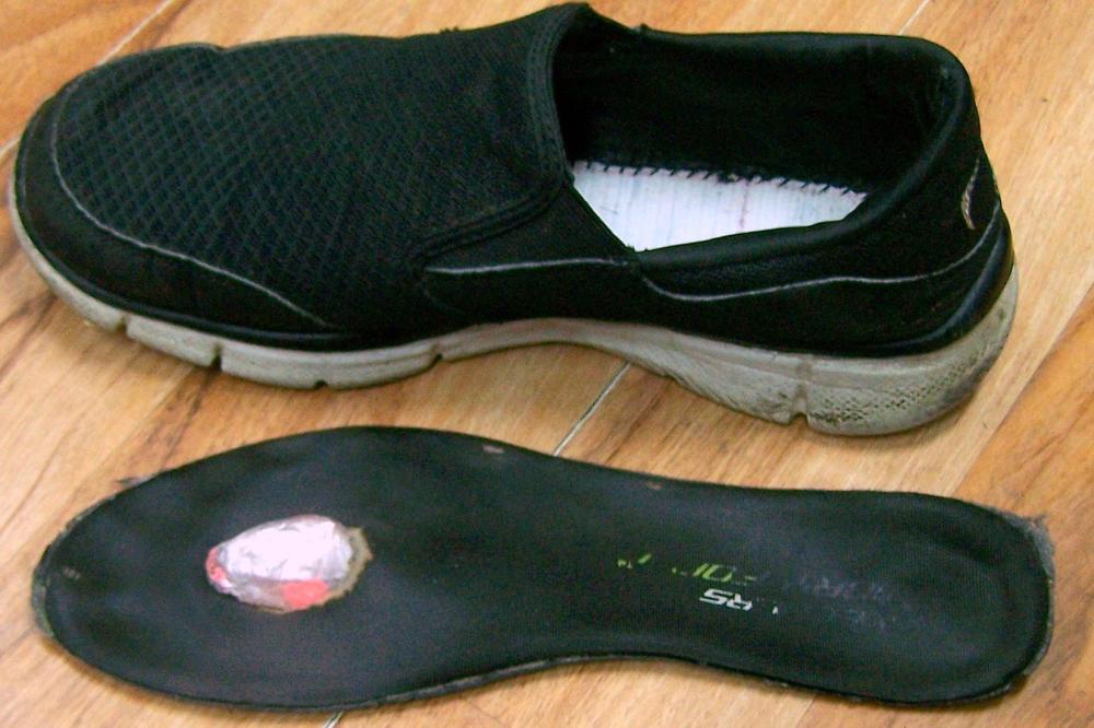 REKAO JE DA NEMA ŠTA DA PRIJAVI, a ono što su carinici pronašli u ULOŠCIMA NJEGOVIH PATIKA JE ZGRANULO SVE! (FOTO)