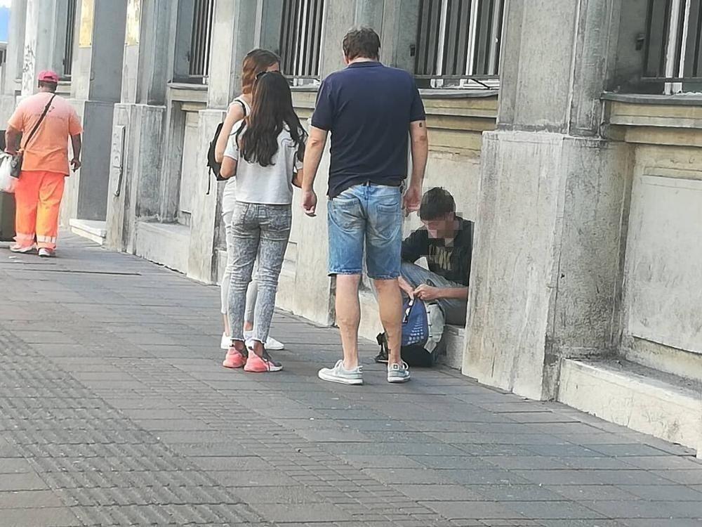 Priča o dečaku koji prosi pognute glave u Beogradu DOBILA JE NEVEROVATAN OBRT   