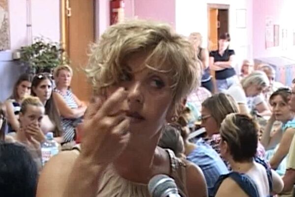 HAJKA NA NJU JE POČELA ZBOG SINA KOJI SE BAVI POLITIKOM! Direktorka Osnovne škole iz Mladenovca PODNELA OSTAVKU!