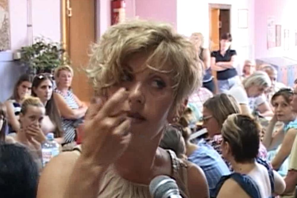 HAJKA NA NJU JE POČELA ZBOG SINA KOJI SE BAVI POLITIKOM! Direktorka Osnovne škole iz Mladenovca PODNELA OSTAVKU!