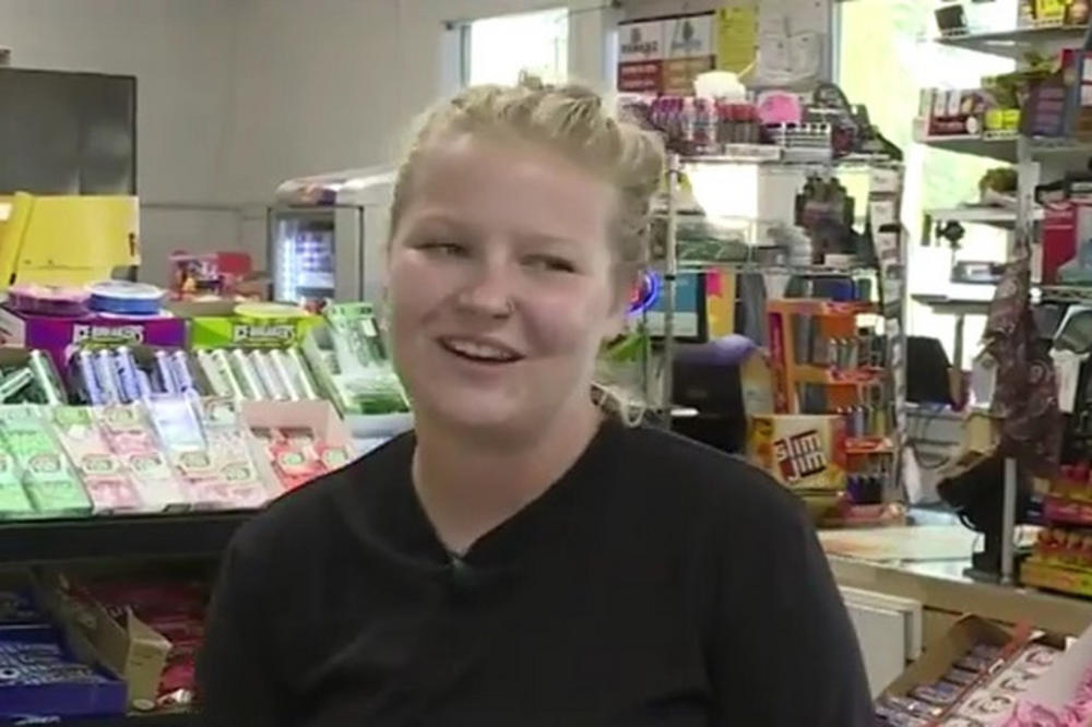 U market na pumpi uletela je žena koja je tvrdila da je OTETA! Ono što je KASIRKA zatim uradila ostaviće vas u ČUDU! (VIDEO)