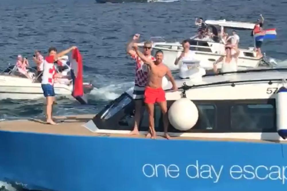 OPŠTE LUDILO U SPLITU: Jahta dovezla petoricu Vatrenih na Rivu, fešta po celom gradu! (FOTO) (VIDEO)