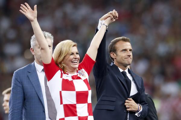 PREDSEDNICA HRVATSKE OPET U CENTRU PAŽNJE! Kolinda lično vozila autobus na kom su Hrvati slavili mundijalski uspeh! (FOTO)