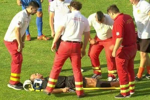 TEŠKA POVREDA SUDIJE NA UTAKMICI: Samo je trčao, pa se srušio na travu sa bolnom grimasom! (FOTO) (VIDEO)