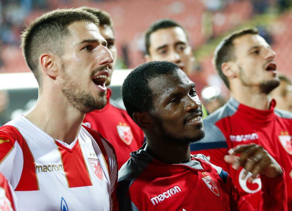 Miloš Degenek i El Fardu Ben slave sa navijačima  