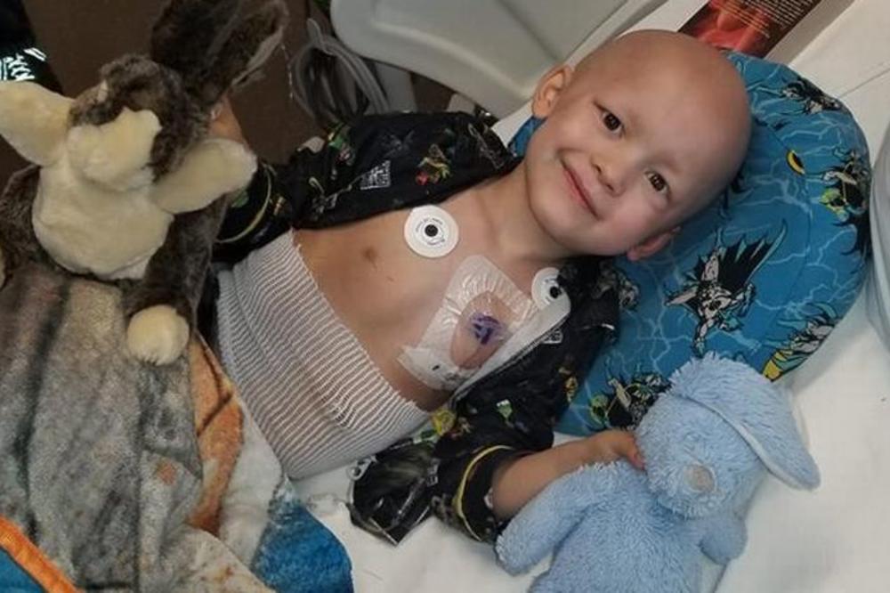 HRABRO JE OTIŠAO U SMRT SA OSMEHOM I OBEĆANJEM KOJE JE DAO TATI: Ceo svet plače zbog izgubljene bitke ovog dečaka!