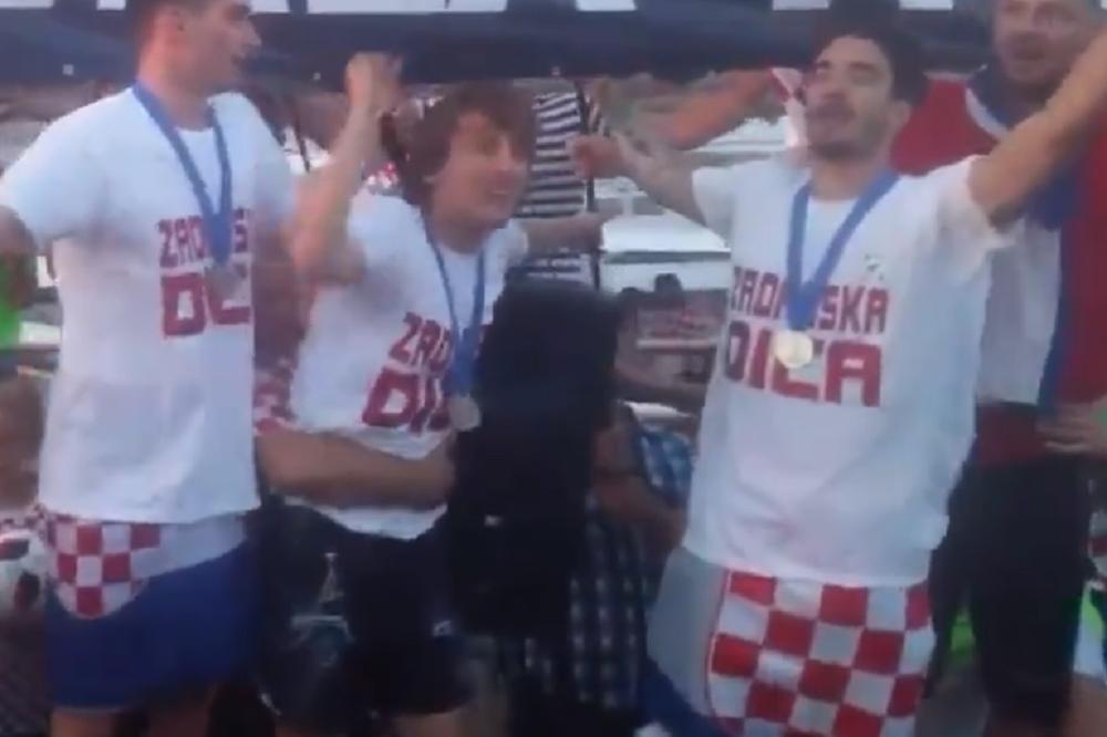 PONOVO TAJ TOMPSON, PONOVO ČAVOGLAVI! Subašić i Modrić stigli u Zadar, antisrpski pir je mogao da počne! (VIDEO)