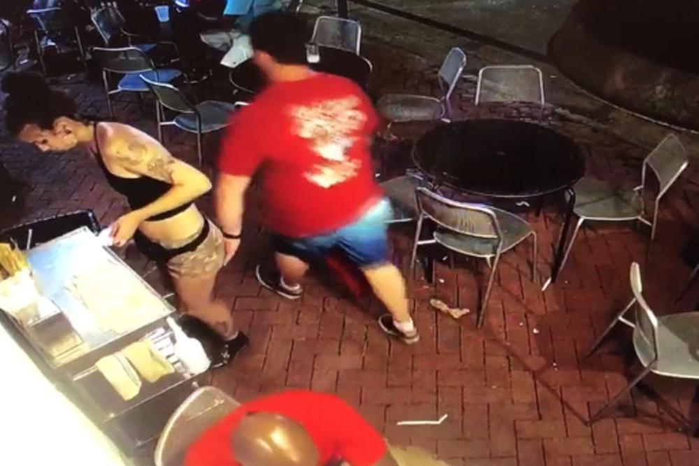 UHVATIO JE KONOBARICU ZA ZADNJICU: Njena reakcija će vas ODUŠEVITI! (VIDEO)