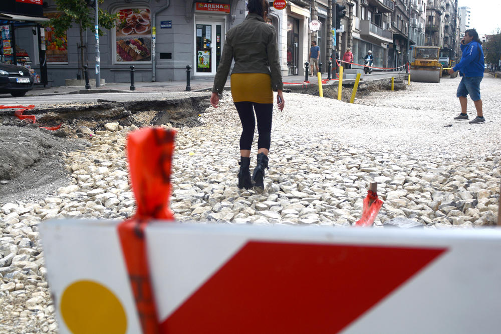 Dama prelazi na drugu stranu ulice  