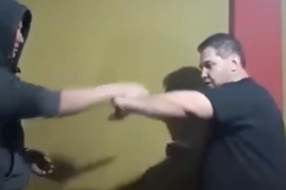 CEO SVET PLAČE OD SMEHA: Pokušao je da pokaže KAKO DA SE ČOVEK ODBRANI OD NAPADAČA, a rezultat je... (VIDEO)