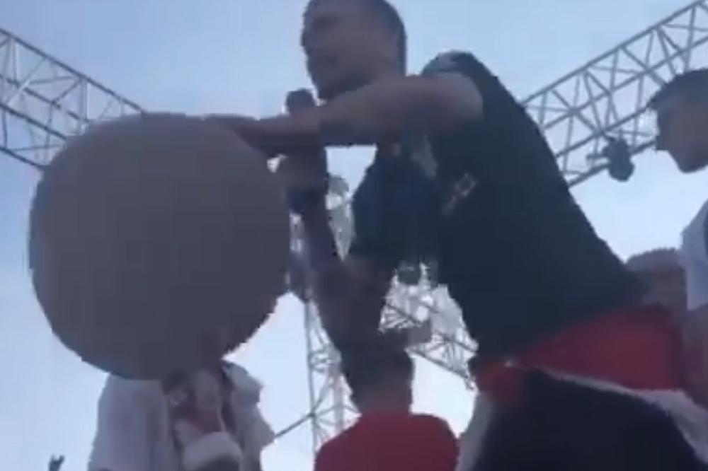 Tompsonu su BAŠ na refrenu ugasili mikrofon, ali znamo mi sve što se događa! Sam bog zna šta je reprezentativac Hrvatske ovim hteo da kaže... (VIDEO)