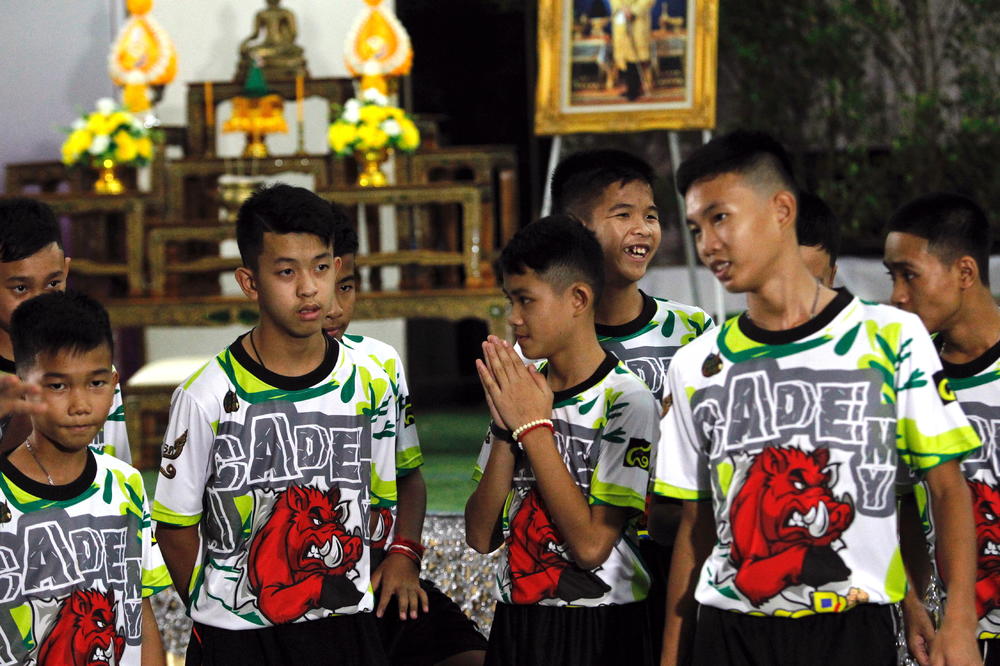 TAJLANDSKI DEČACI PRVI PUT PRED NOVINARIMA: Preživeli smo pijući vodu sa stalaktita, sve se promenilo kada smo začuli JEDNU REČ!