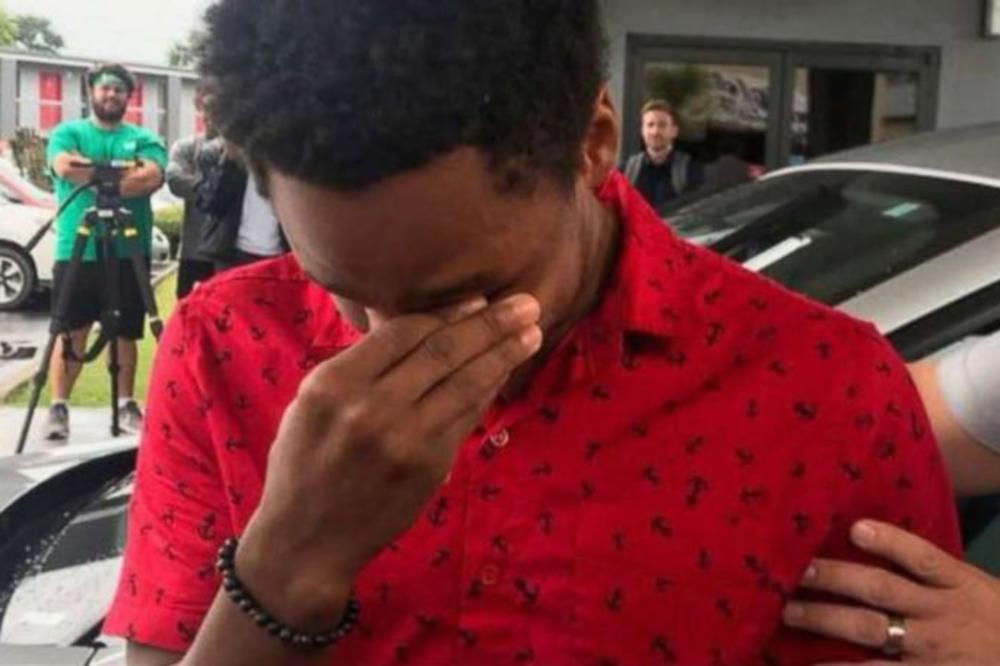 VLASNIK FIRME POKLONIO RADNIKU AUTOMOBIL, JER JE MNOGO PEŠAČIO DO POSLA: Direktori, da li se stidite? Kada bi bilo više ovakvih, gde bi nam kraj bio! (VIDEO)