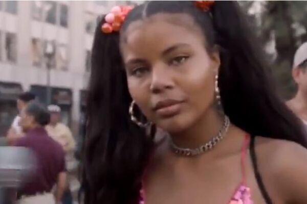 SVEŠTENIK ju je pitao da li za sebe misli da je DROLJA, a njen odgovor je ODUŠEVIO SVET! (VIDEO)