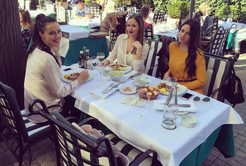 Bogdana sa sestrama Natašom i Bojanom